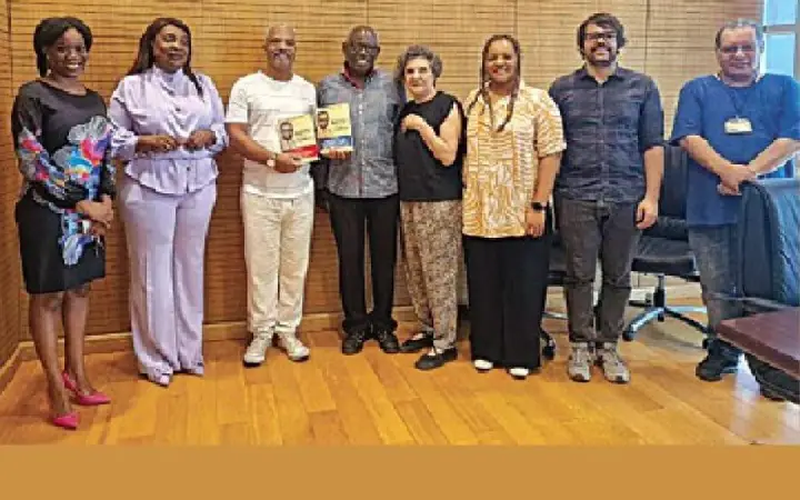 Etnólogo angolano presenteia Dagoberto Fonseca com coletânea 'Os Bantu na visão de Mafrano'