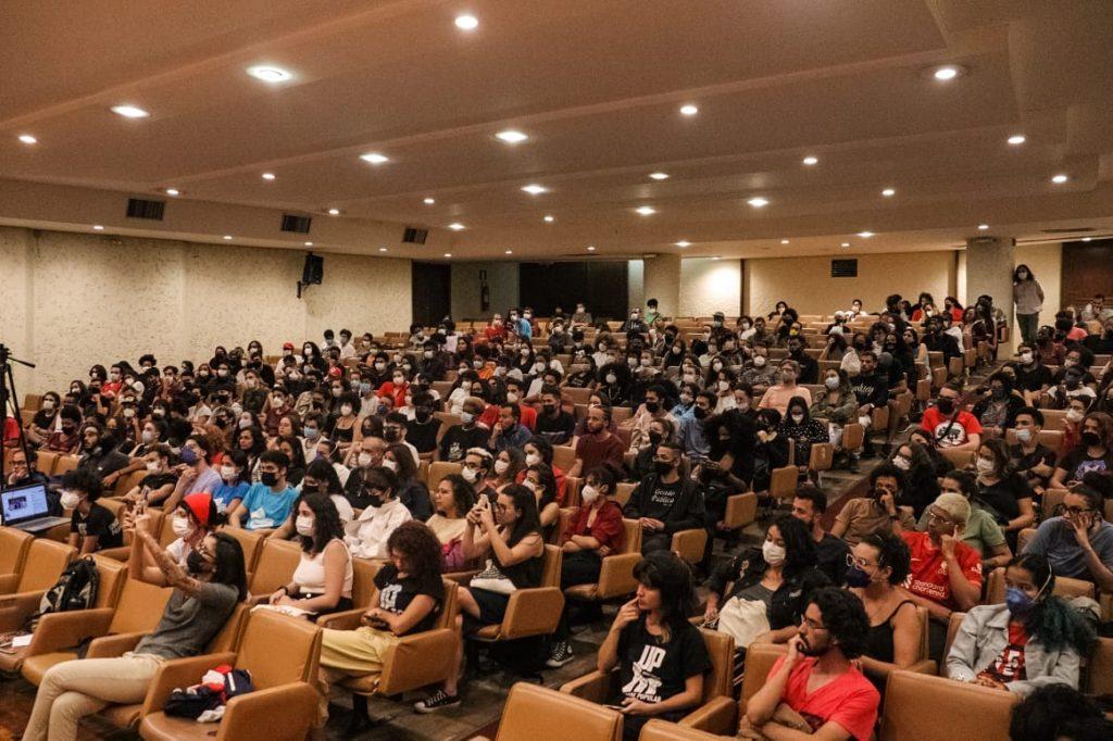 Centenas de pessoas participam de ato antirracista e antifascista em BH
