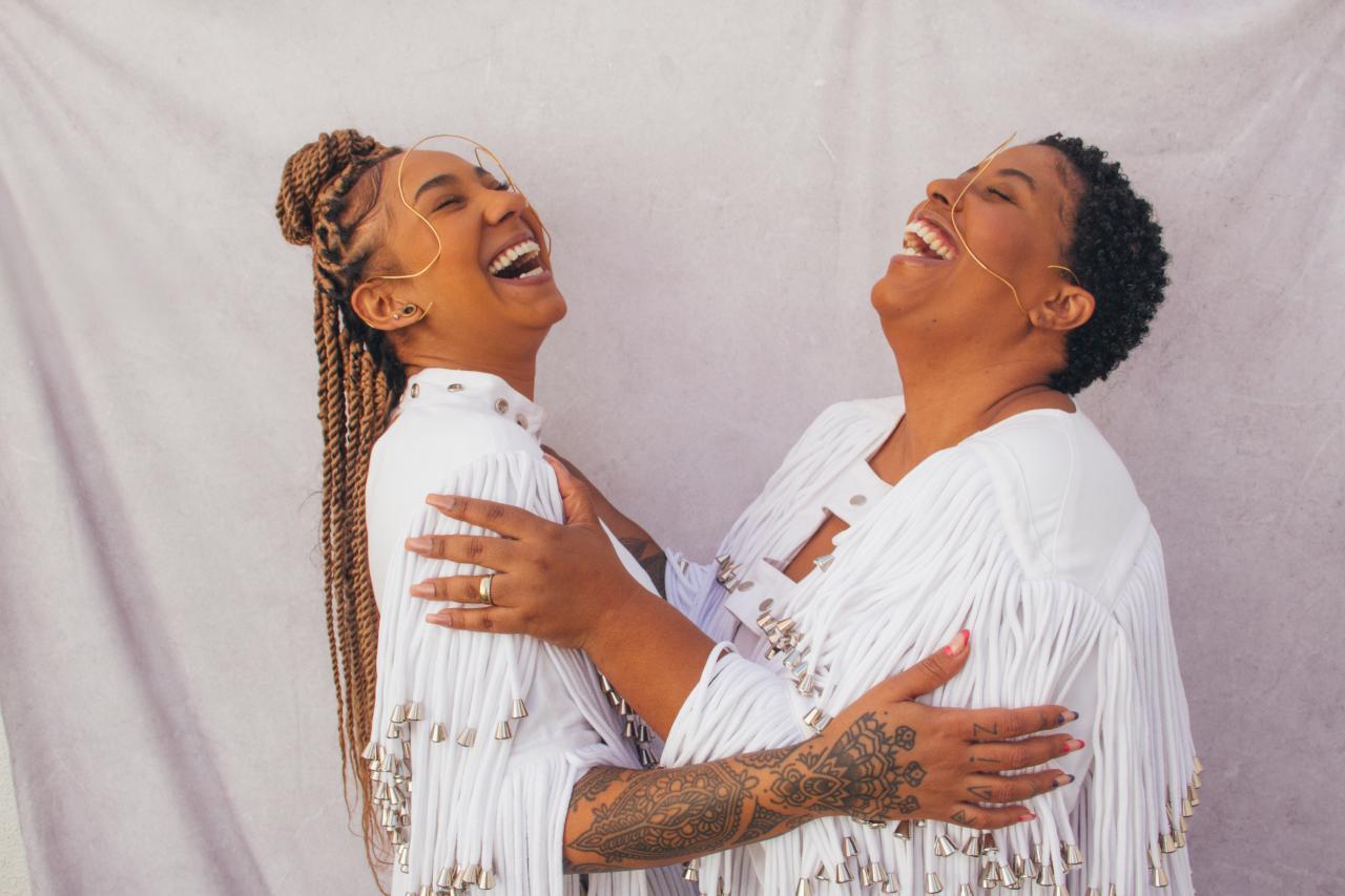Luz Ribeiro e Mel Duarte estreiam no Itaú Cultural espetáculo que dá luz ao riso da mulher negra