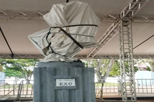 Escultura de Exú amanhece com lona e amarrada na Praça dos Orixás