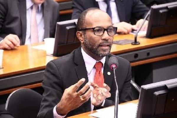 Autor do projeto, Bebeto Galvão comemora sanção da lei que equipara injúria racial ao crime de racismo