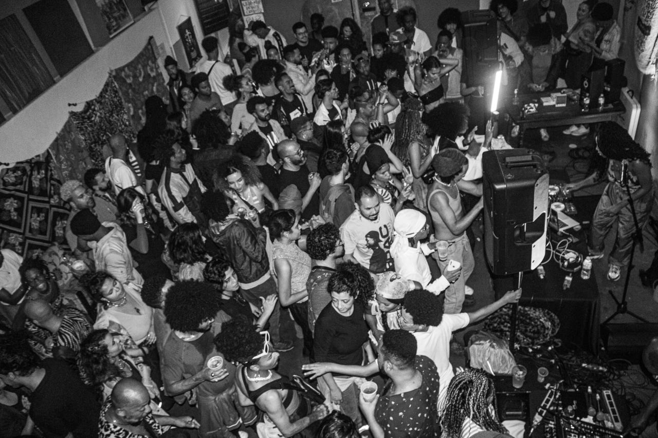 Exposição reúne obras de negros, indígenas e periféricos que fomentam a base da cultura na capital de SP