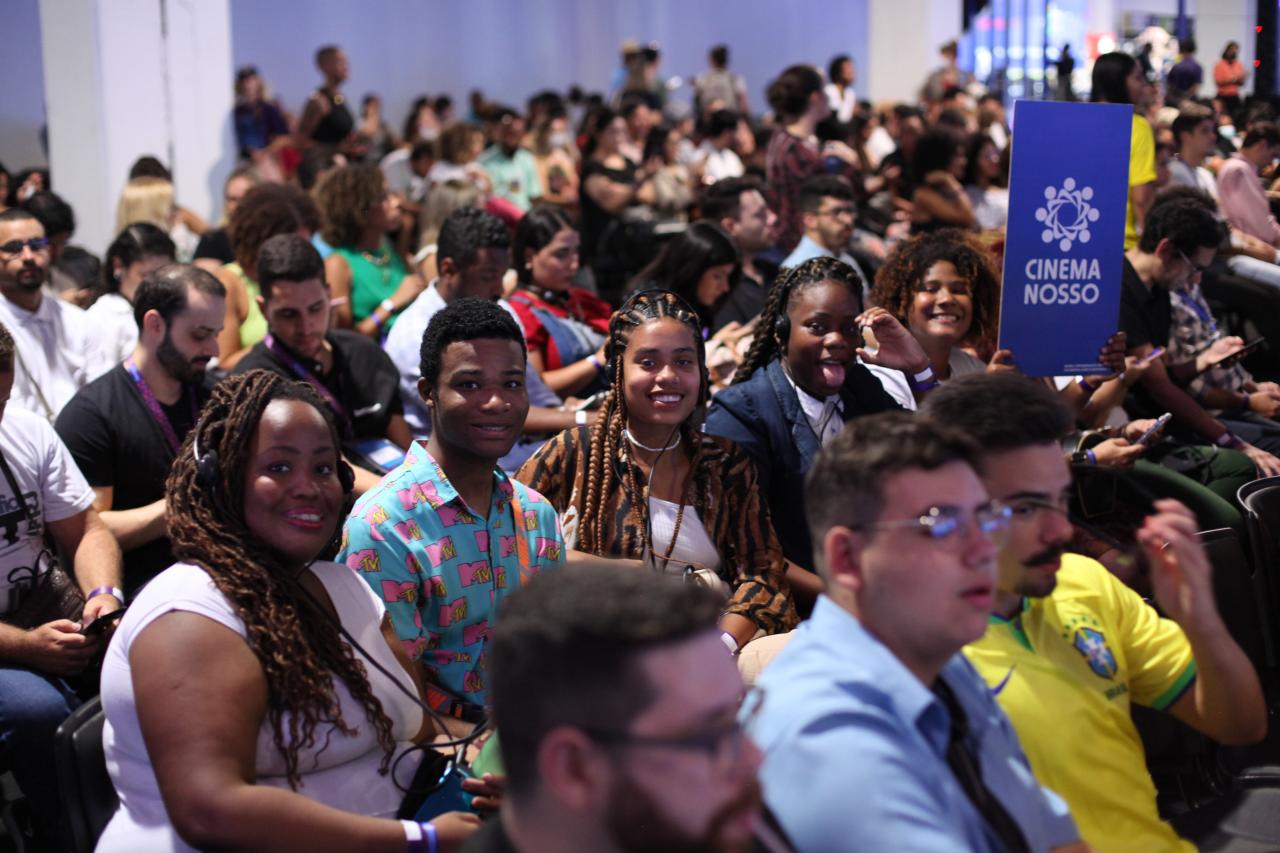 Alunos do projeto Empoderamento & Tecnologia, da turma de 2022, participando da palestra do cineasta Spike Lee.