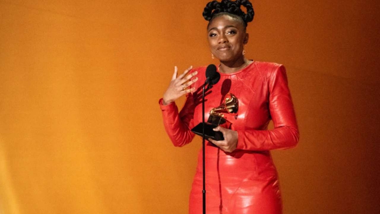 Samara Joy atinge o topo das paradas da Billboard após vencer o Grammy de Melhor Artista Revelação