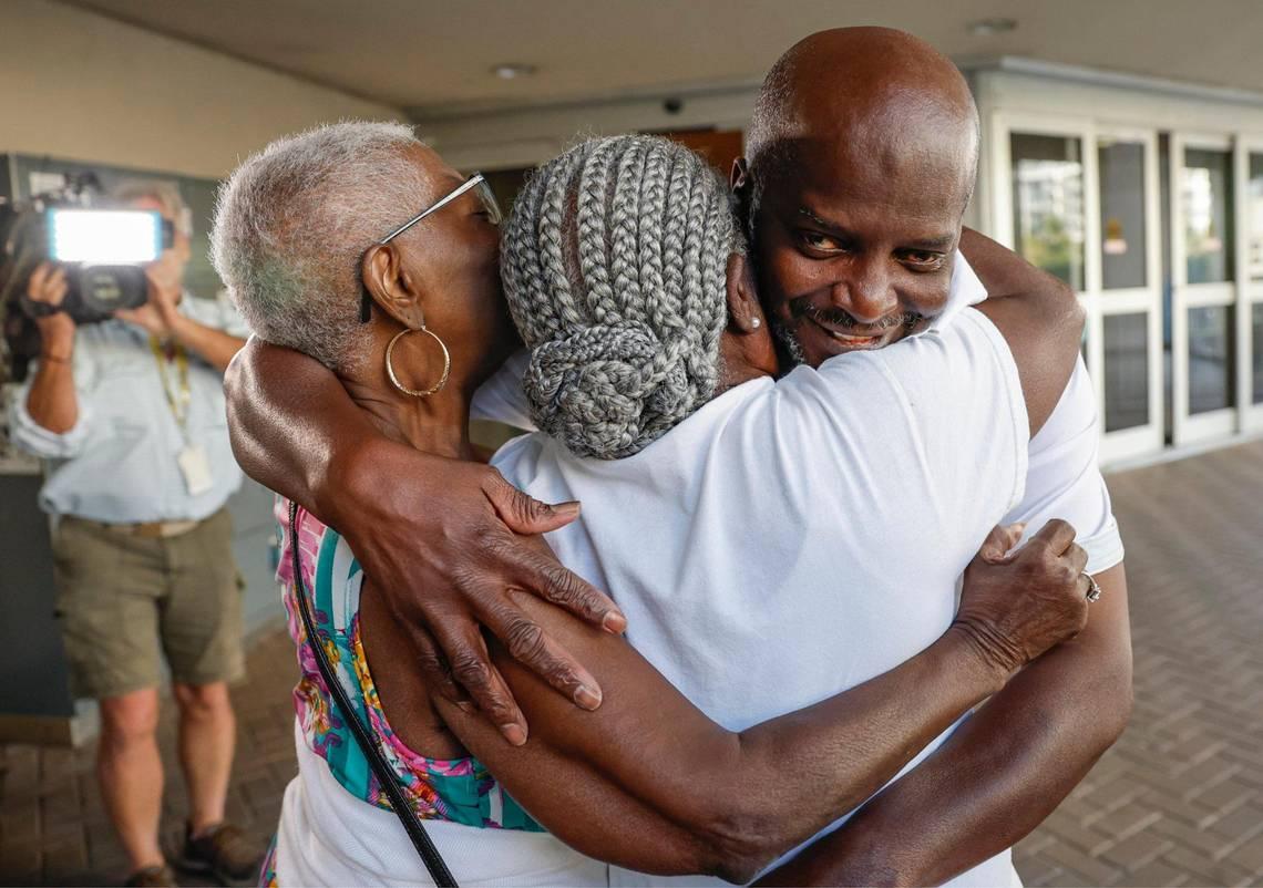 A história chocante de Sidney Holmes: preso ilegalmente por 34 anos nos EUA