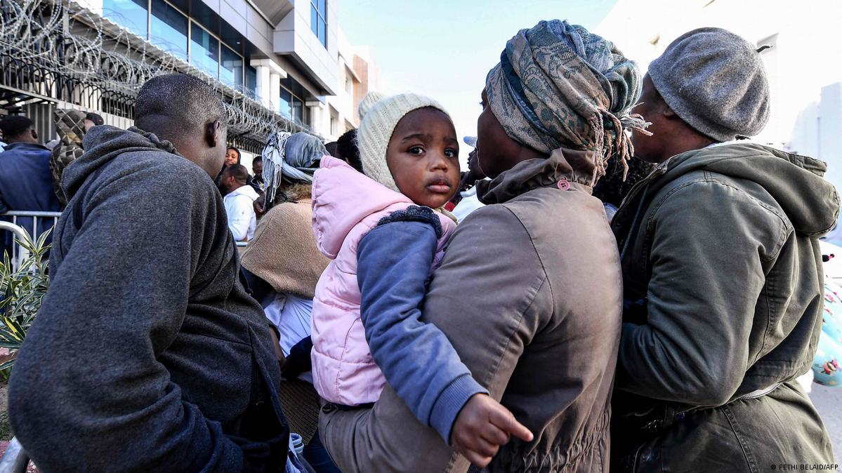 Crise de violência na Tunísia impulsiona fuga de imigrantes africanos