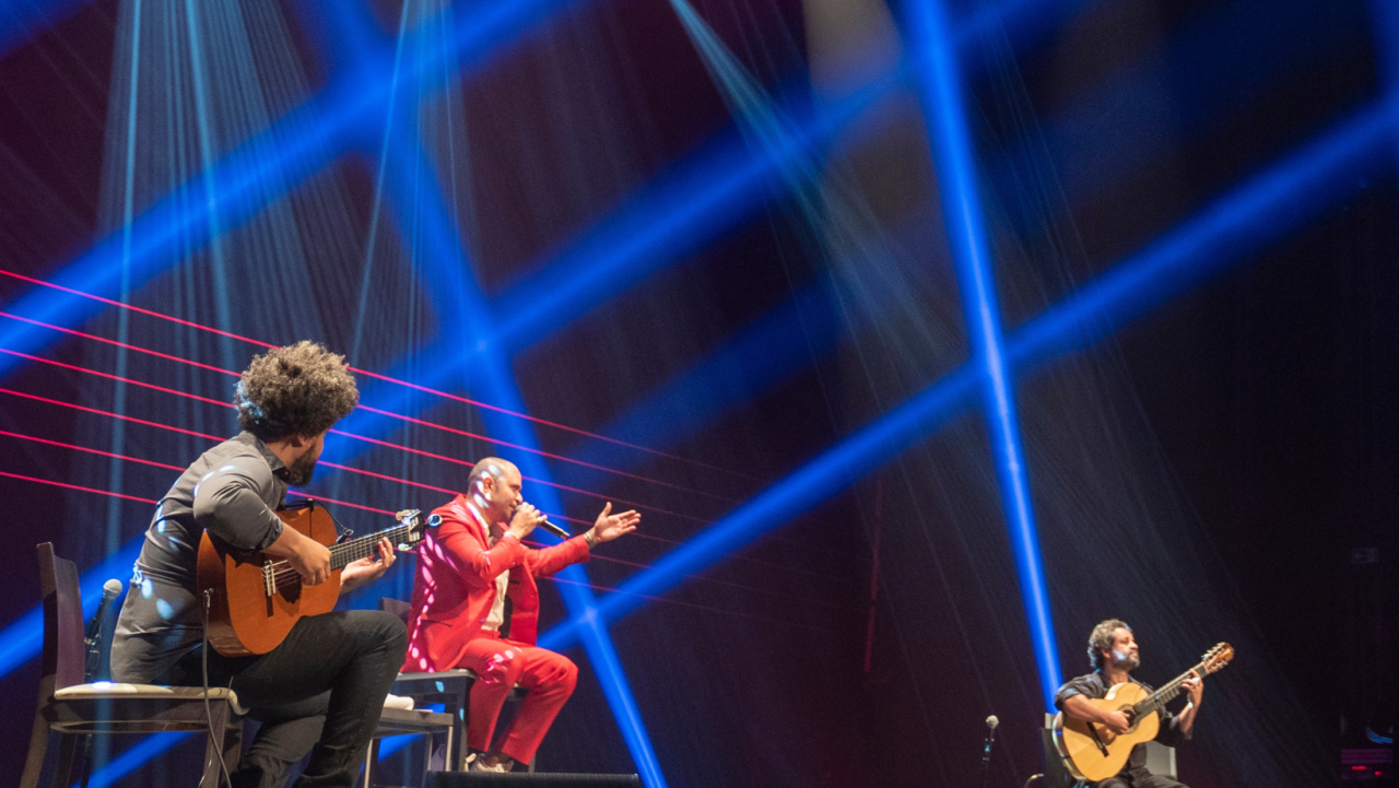 Descubra como a voz marcante de Diogo Nogueira dá nova vida aos sucessos de Djavan, Lulu Santos, Cartola, Gilberto Gil e Caetano!