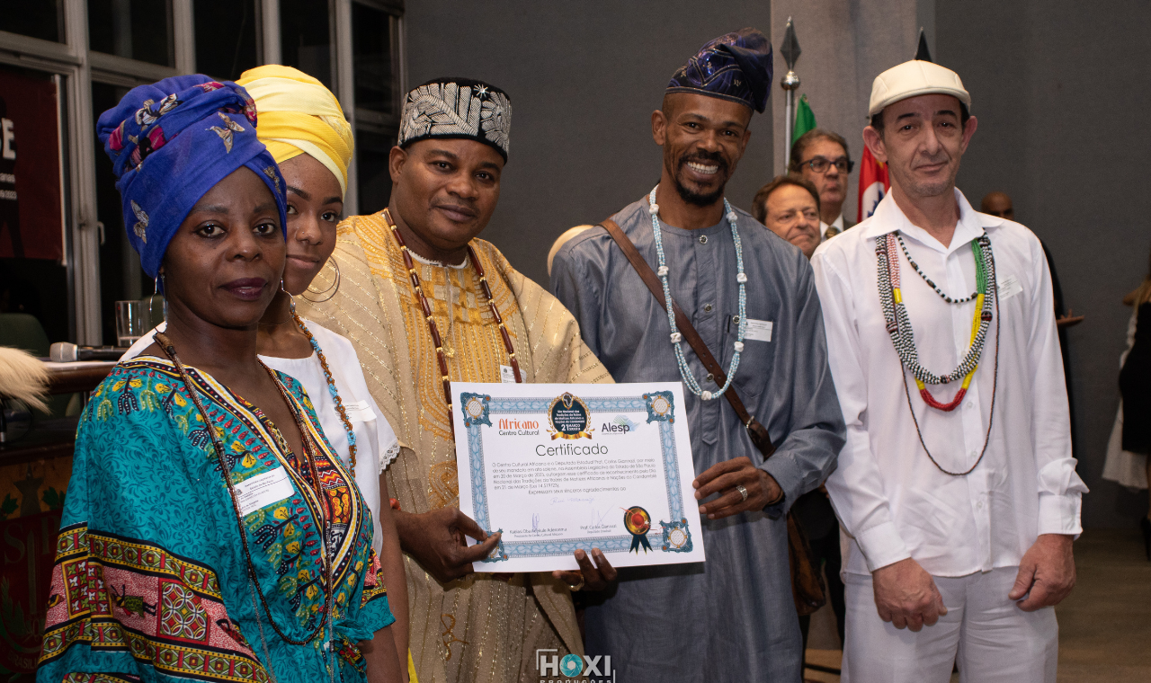 Imagem de filhos da Casa premiada com o Oba Adekunle