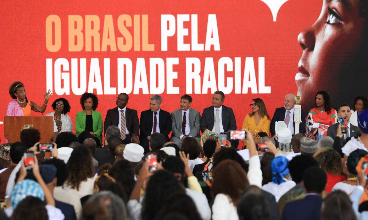 Reconhecimento quilombola: Lula assina titulação de áreas tradicionais