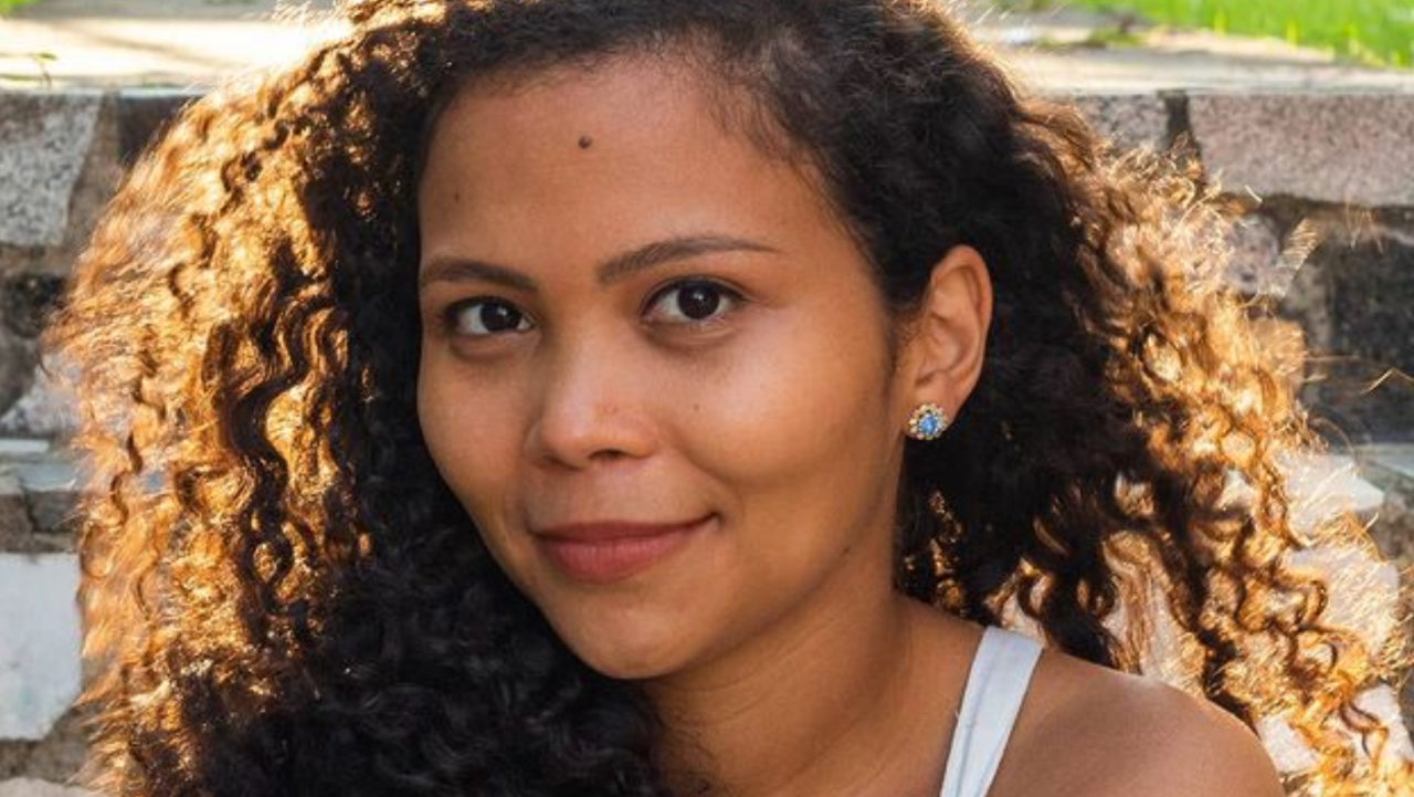 VÍDEO | Elisa Cunha surpreende com versão intimista de clássico da Legião Urbana