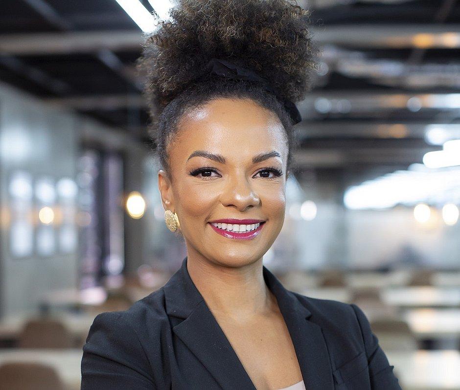 Consultora Adriana Alves discute a falta de inclusão no mercado de trabalho