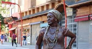 Est&aacute;tua Madrinha Eunice