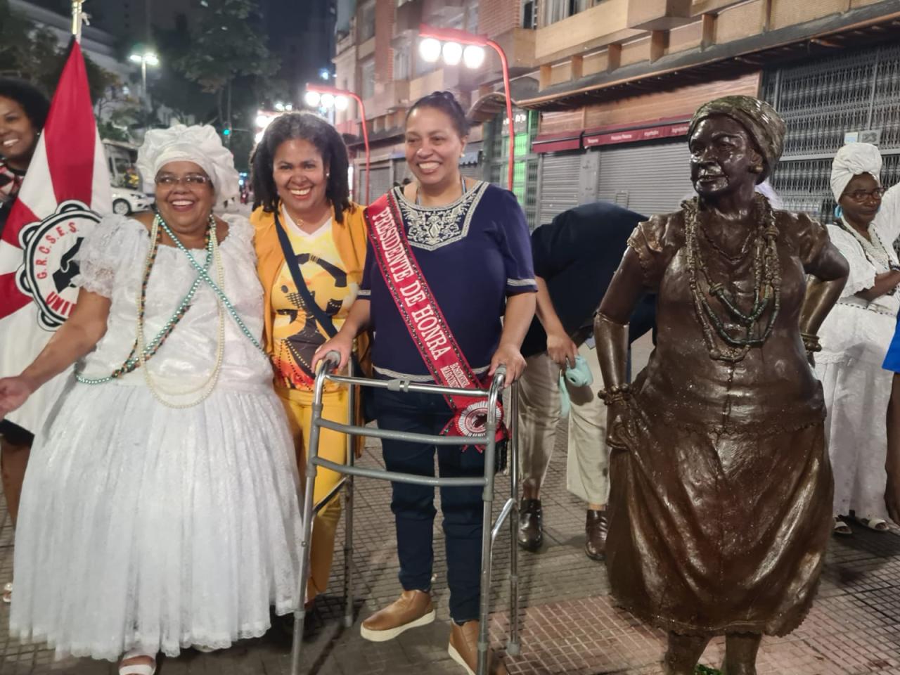 Por que não Praça Madrinha Eunice?