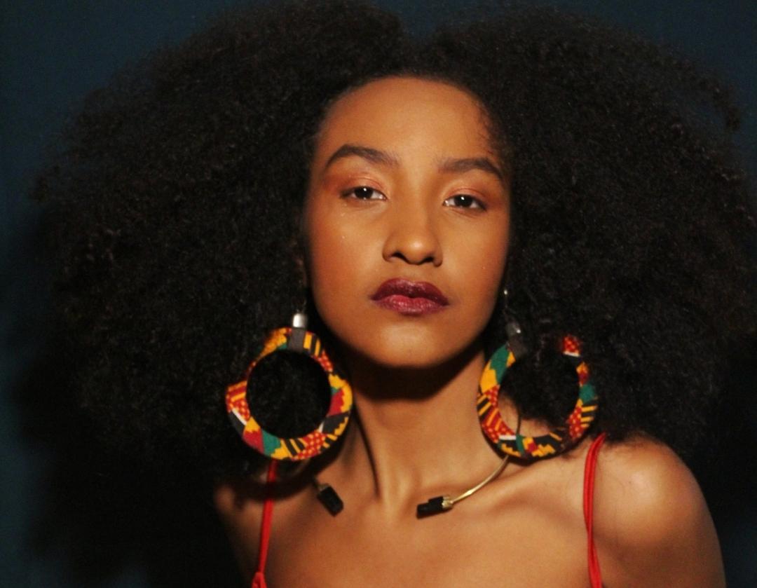 Cantora Aryelle celebra dia Internacional da Mulher Negra, Latino-Americana e Caribenha com cover de Elza Soares 