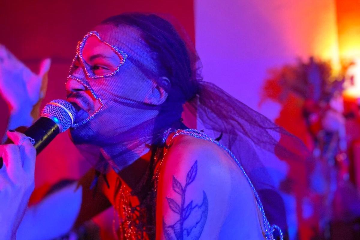 Capelloni realiza show da Proteção Tour no Aparelha Luzia, que já recebeu nomes como Luedji Luna e Bia Ferreira