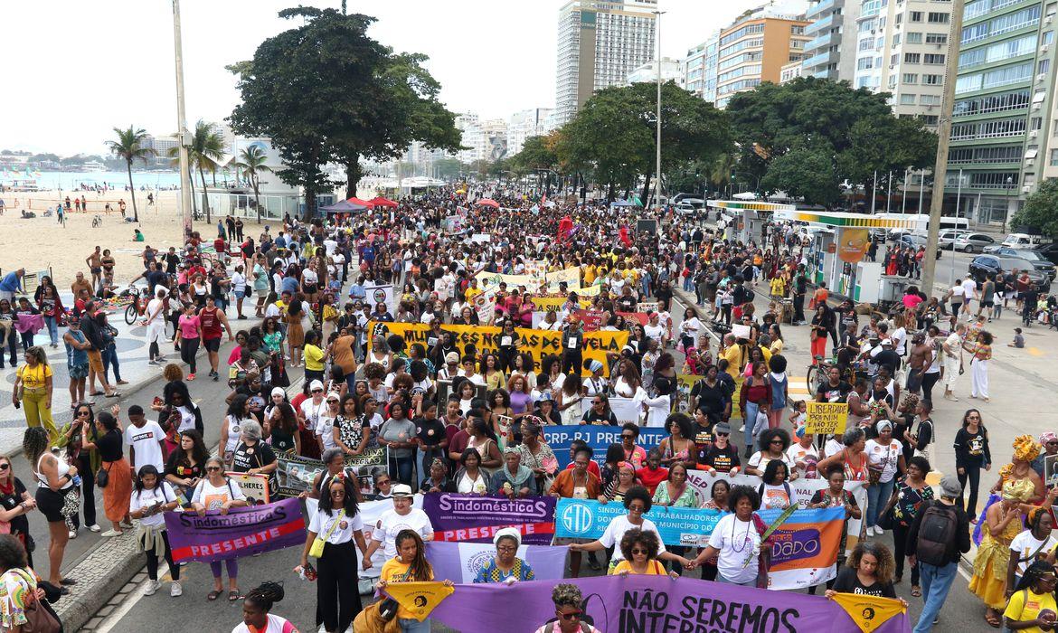 FOTOS | Mulheres negras tomam Copacabana em marcha contra racismo e violência