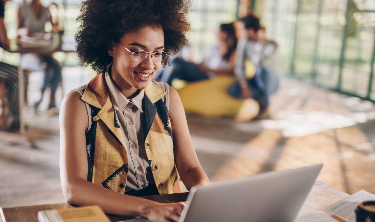 Ebony English em parceria com J.P. Morgan lança programa de inglês exclusivo para pessoas negras