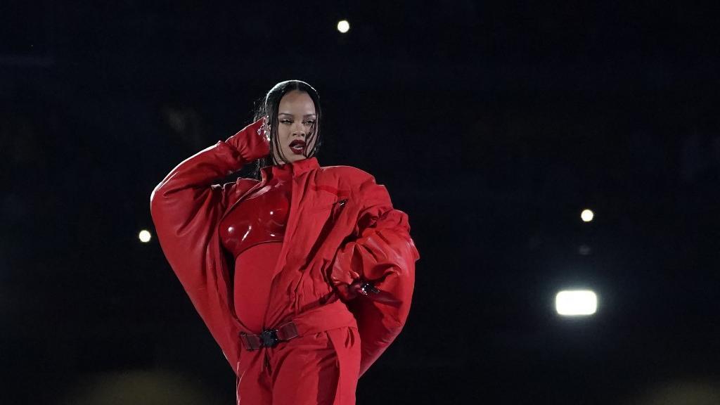 Momento de felicidade: Rihanna se torna mãe de uma menina