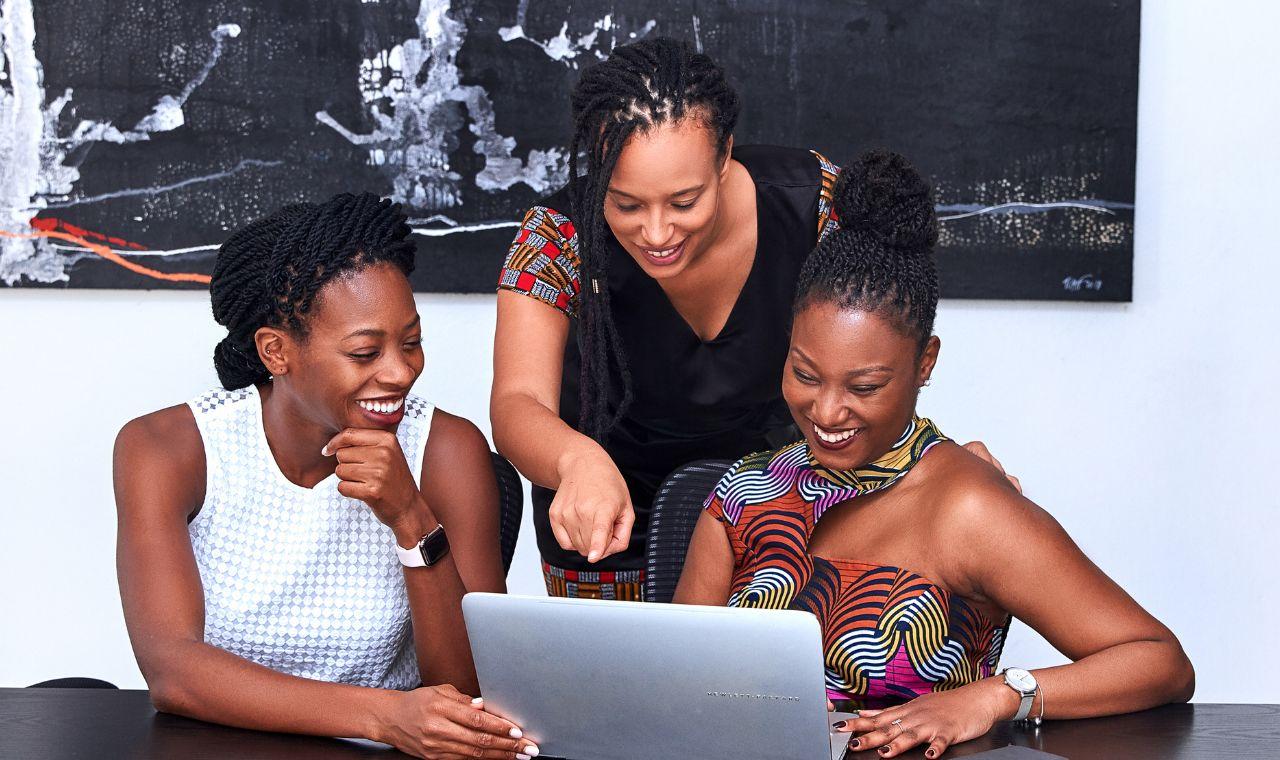 Mulheres negras em cargo de C-level que você precisa conhecer e acompanhar nas redes sociais
