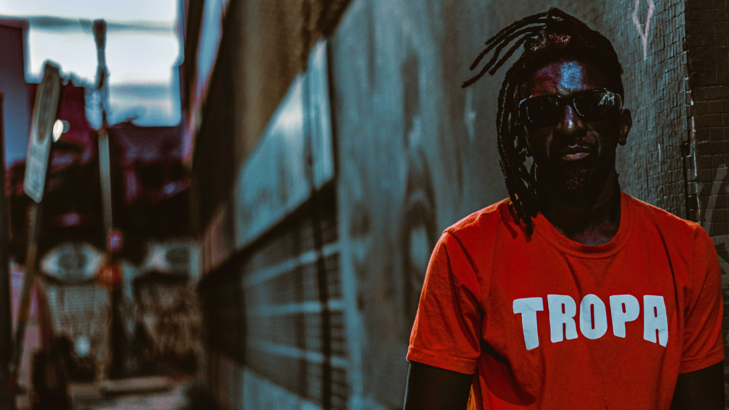 Rapper Shackal levando os alimentos &ndash; Tropa da Solidariedade