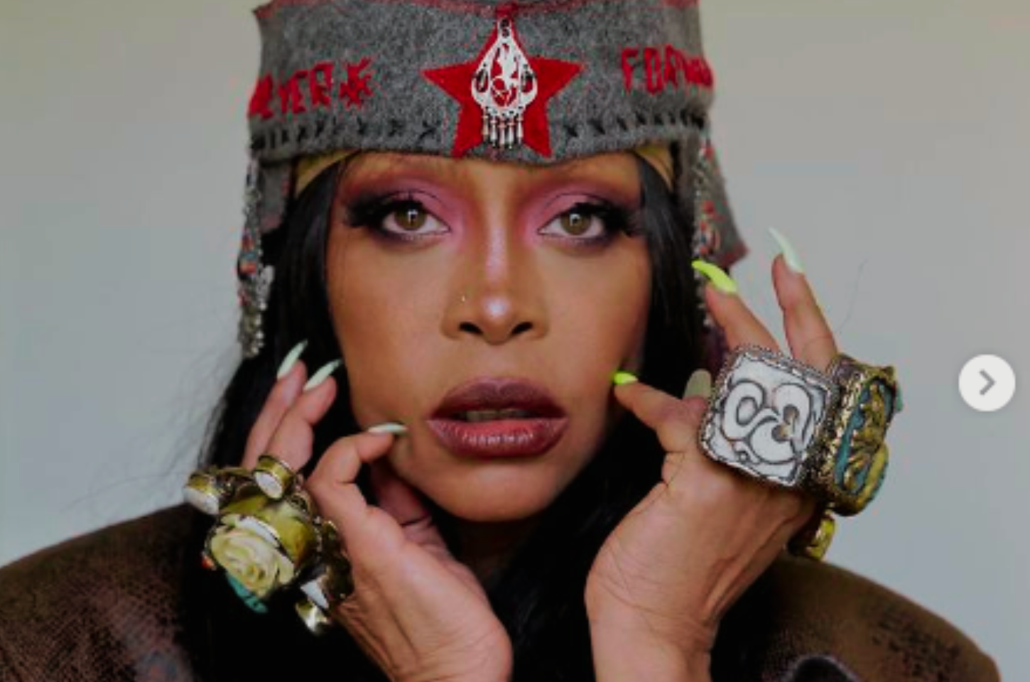 Erykah Badu retorna ao Brasil para show exclusivo em novembro.