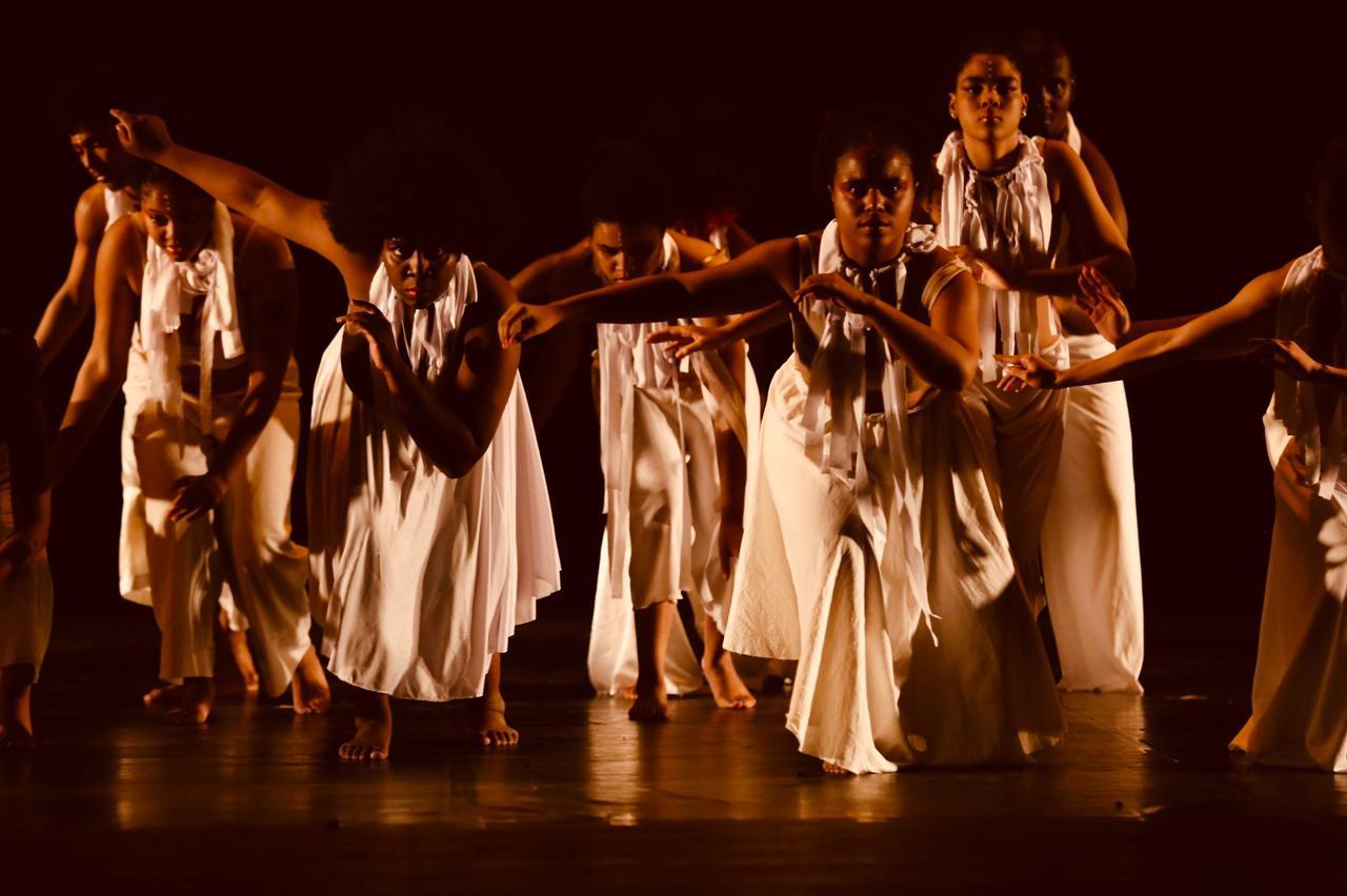 Espetáculo 'Nas Encruzilhadas do Samba' no Teatro Municipal