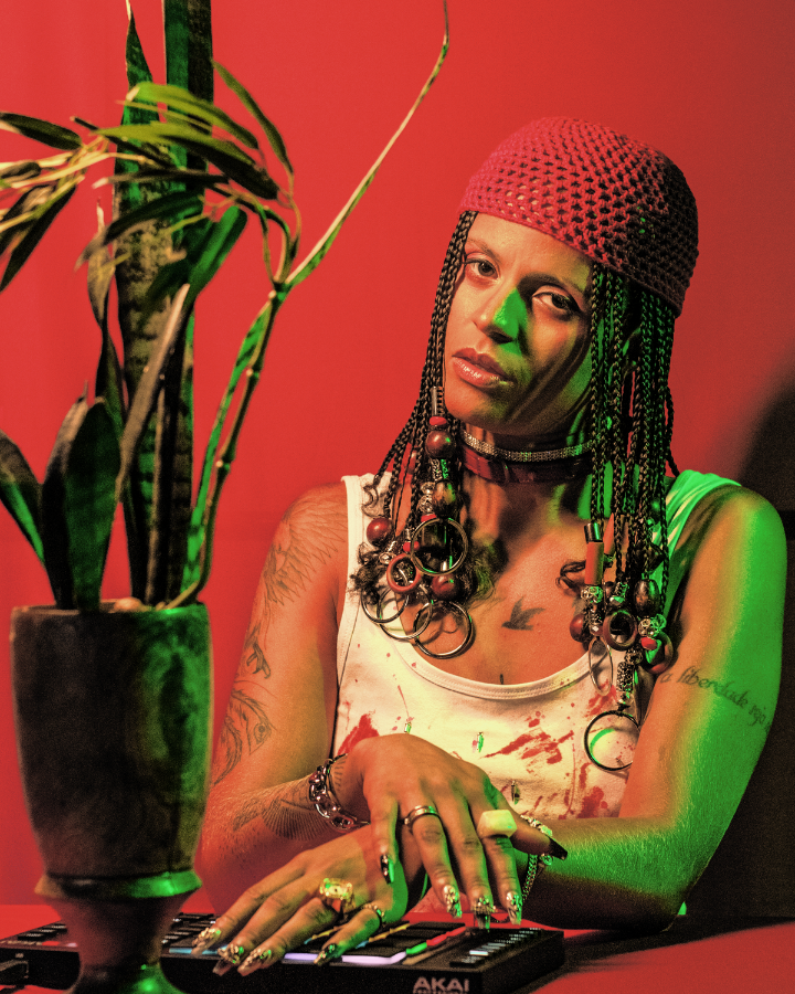 Com exaltação às lutas e estilo de vida da periferia DJ Ravs lança seu primeiro álbum