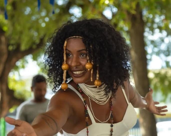 Atriz e dançarina Clau Barros estreia no Ọnà Dúdú com performance solo “Mandinga”