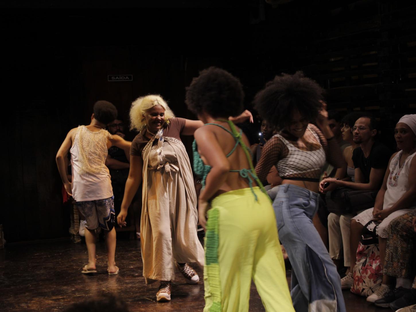Jovens do núcleo “O Postinho” encenam peça teatral afro-indígena no bairro da Boa Vista