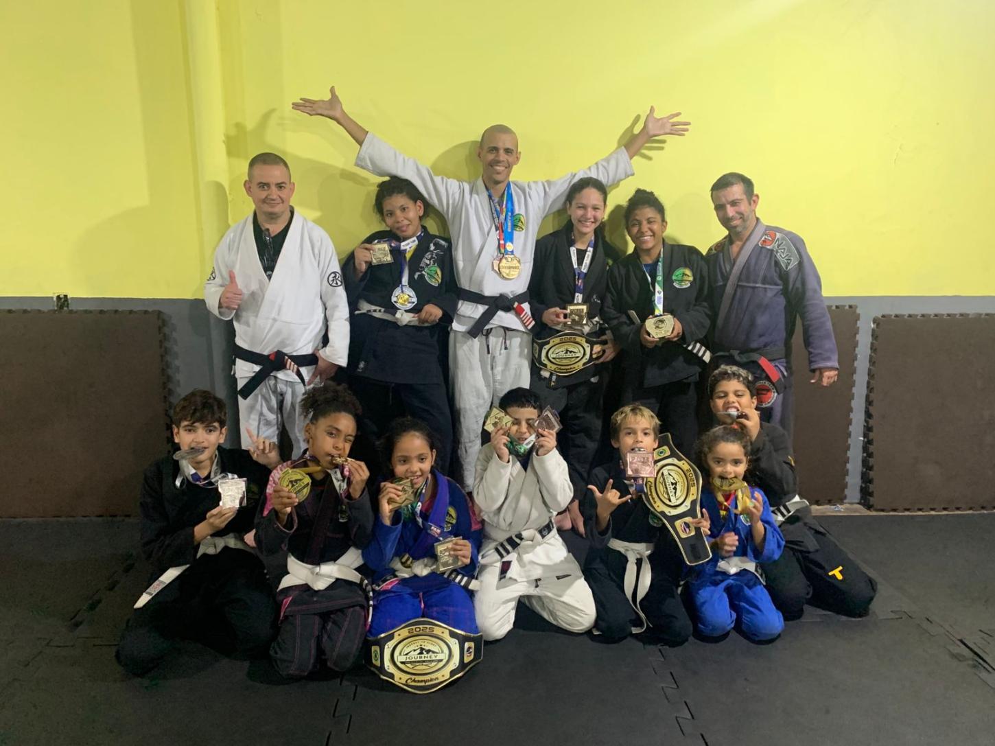 Alunos do projeto com suas medalhas