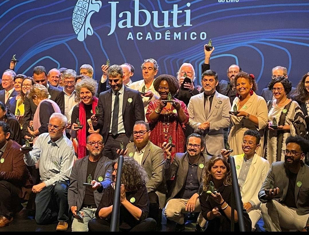 Jornalista e pesquisadora Claudia Alexandre participa de livro que está na final do Jabuti Acadêmico e concorre ao prêmio pela segunda vez seguida