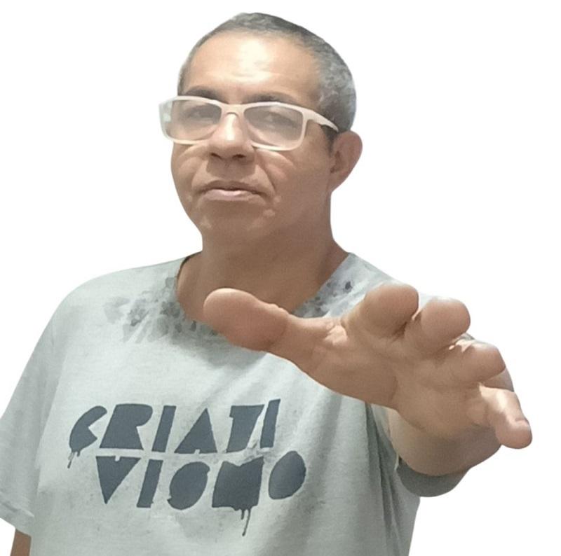 Maestro, produtor musical e referência do movimento manguebeat: pernambucano Bactéria celebra 50 anos de idade 