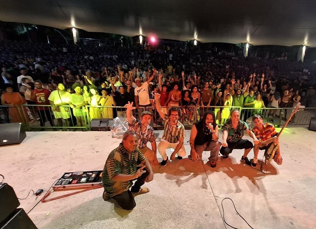 Banda pernambucana N’Zambi abre caminhos para o internacional Mike Love na Zona Oeste do Recife