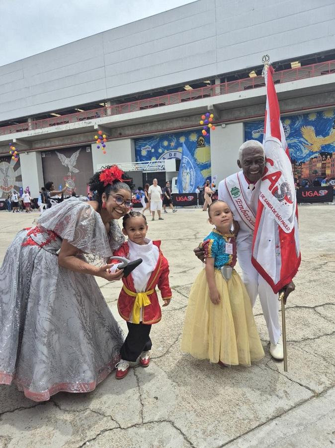 Dias das Crianças teve desfile inédito de 32 escolas mirins em São Paulo