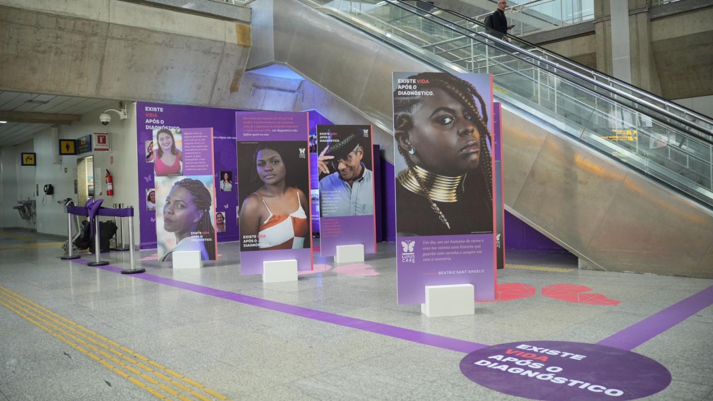Exposição “Existe Vida Após o Diagnóstico” dá visibilidade a histórias de pessoas com lúpus no Aeroporto do Galeão