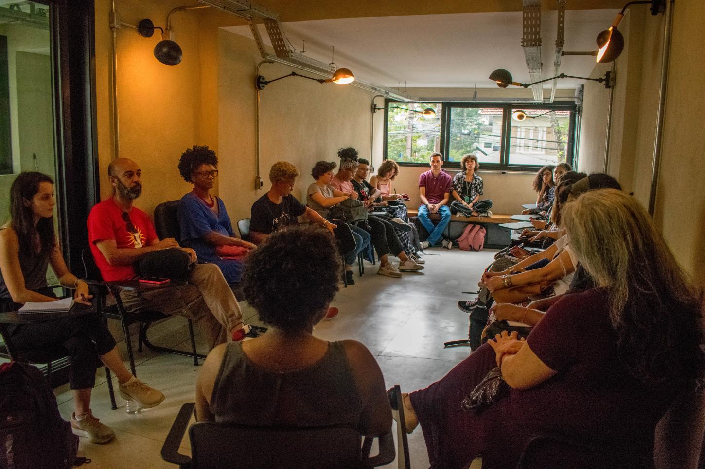 Instituto Çarê e IEB-USP lançam editais de residência artística e pedagógica com foco no legado de Milton Santos