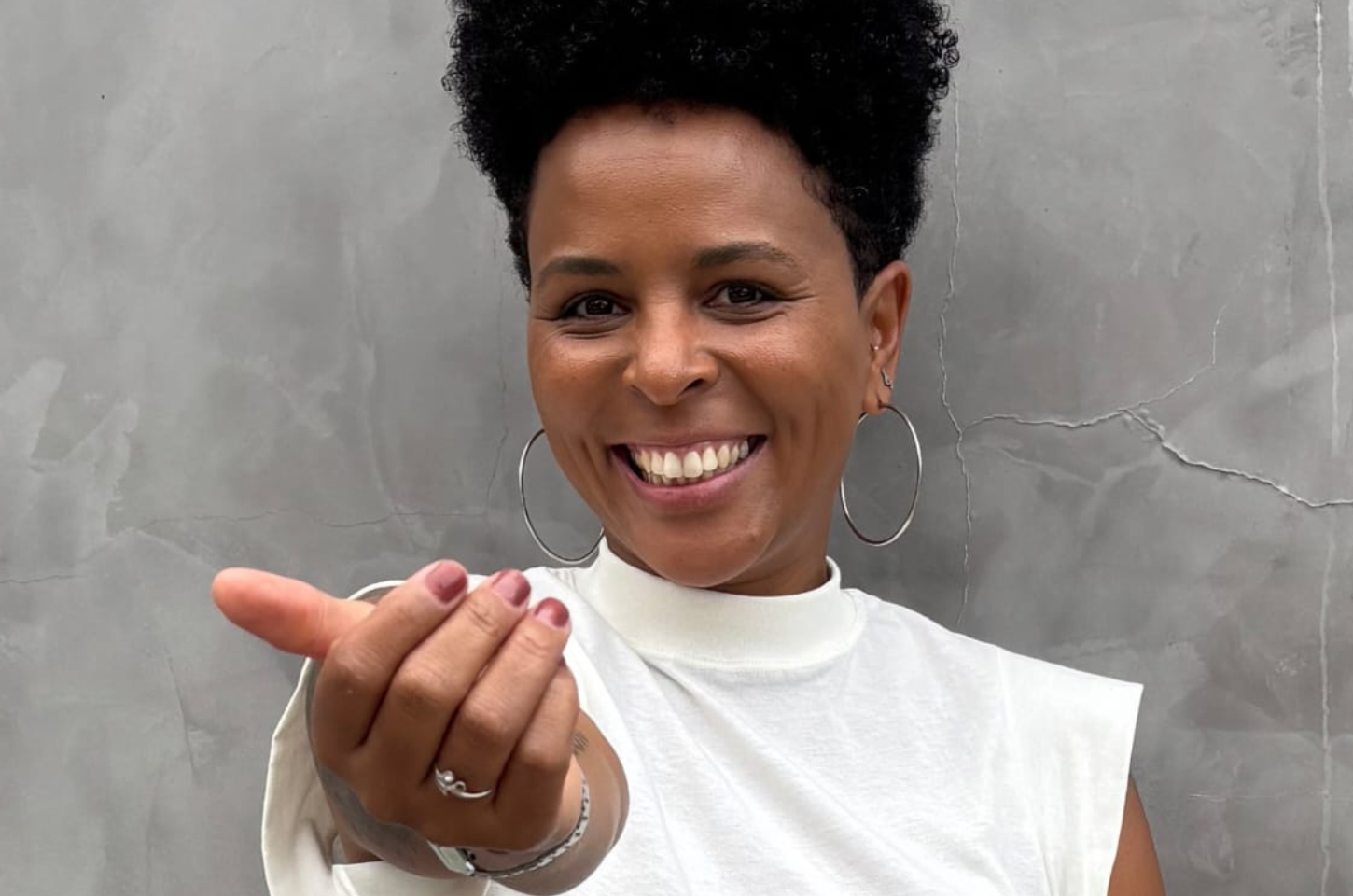 Cantora e compositora Manu Dias faz show que celebra  o seu samba e o da capital mineira