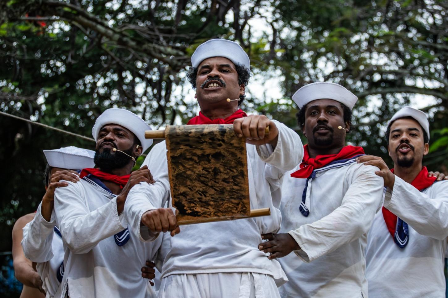 “Chegança do Almirante Negro na Pequena África” com a  Grande Companhia Brasileira de Mystérios e Novidades