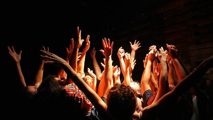 Escola O Poste de Antropologia Teatral estreia espetáculo Ẹbọ como oferenda: receba o que tenho a dizer, no centro do Recife