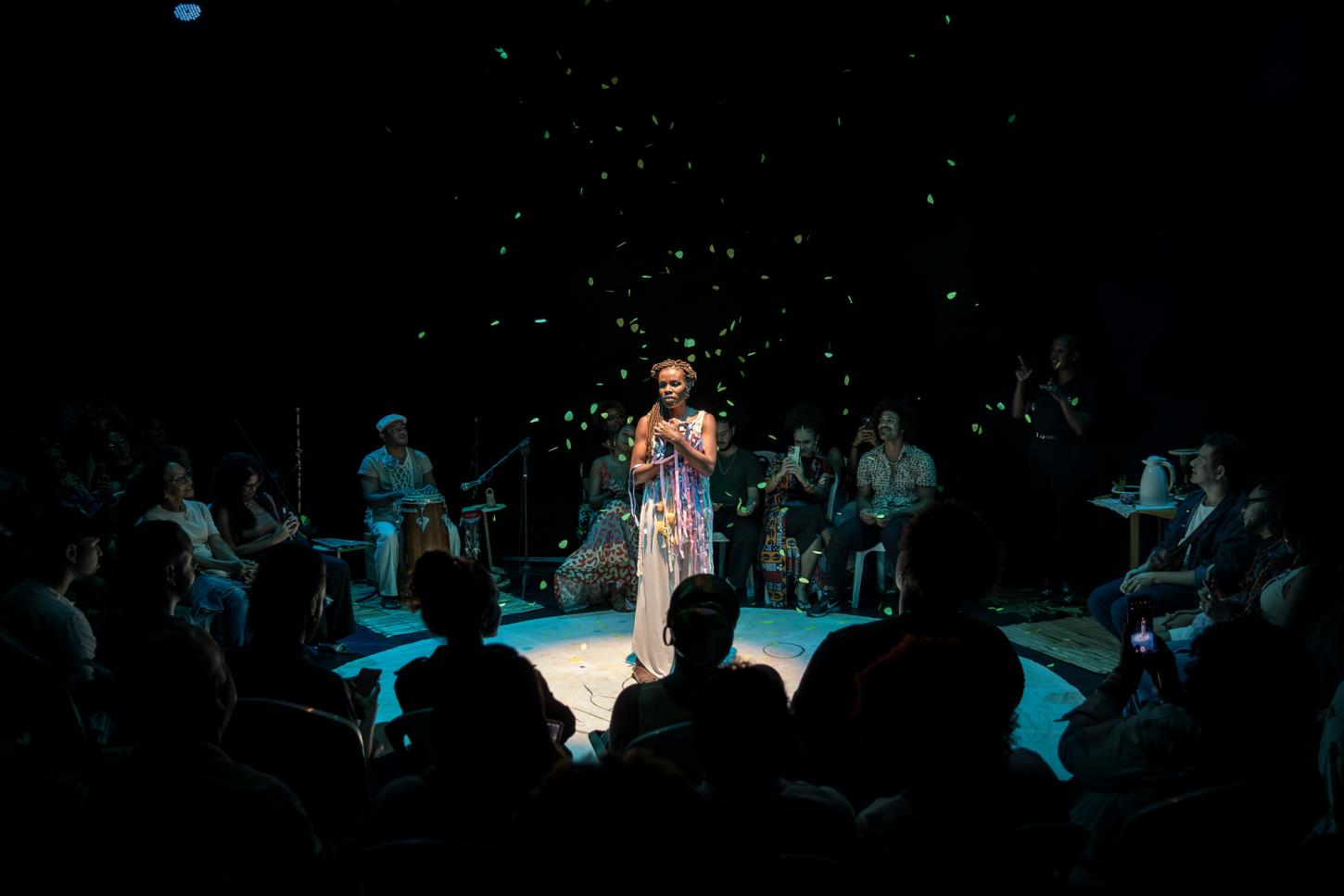 Espetáculo “Orúkọ” se apresenta no Teatro Municipal Gonzaguinha, trazendo à cena a ancestralidade e o direito de existir com voz, nome e história