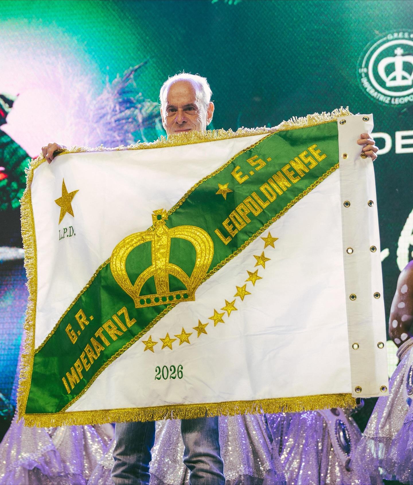 Ney Matogrosso é ovacionado na final de samba-enredo no Rio