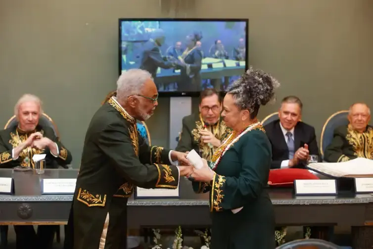 São Paulo 08/11/2025 Ana Maria Gonçalves recebeu o diploma das mãos de Gilberto Gil. Foto: ABL/ Dani Paiva. - Foto: ABL/ Dani Paiva.