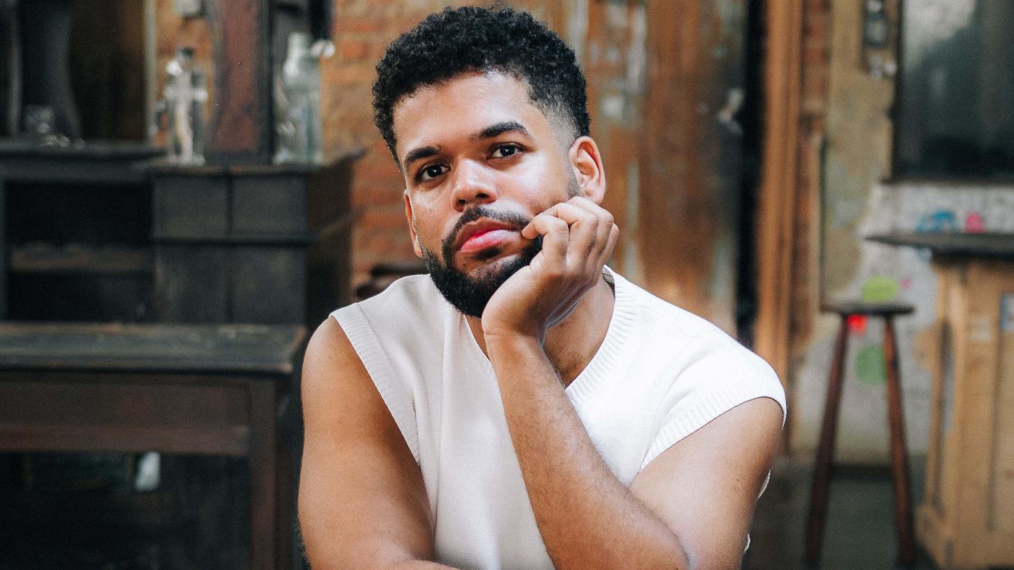 Conheça Pedro Madeira, cantor revelado por Iza e apadrinhado por ícone do Pop Rock nacional