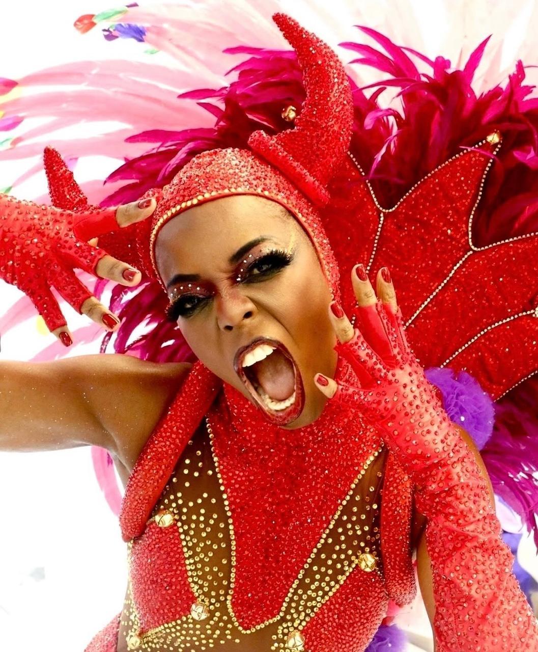   Ivi Mesquita participa da abertura do Festival de Curitiba em aula-show de Milton Cunha sobre as escolas de samba 