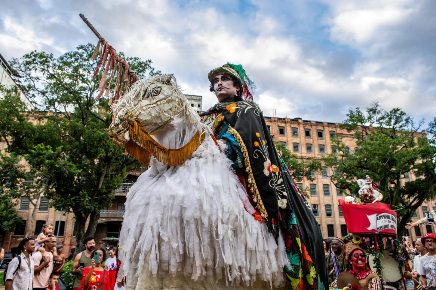 A ‘Grande Companhia Brasileira de Mystérios e Novidades’ comemora 45 anos dedicados ao teatro
