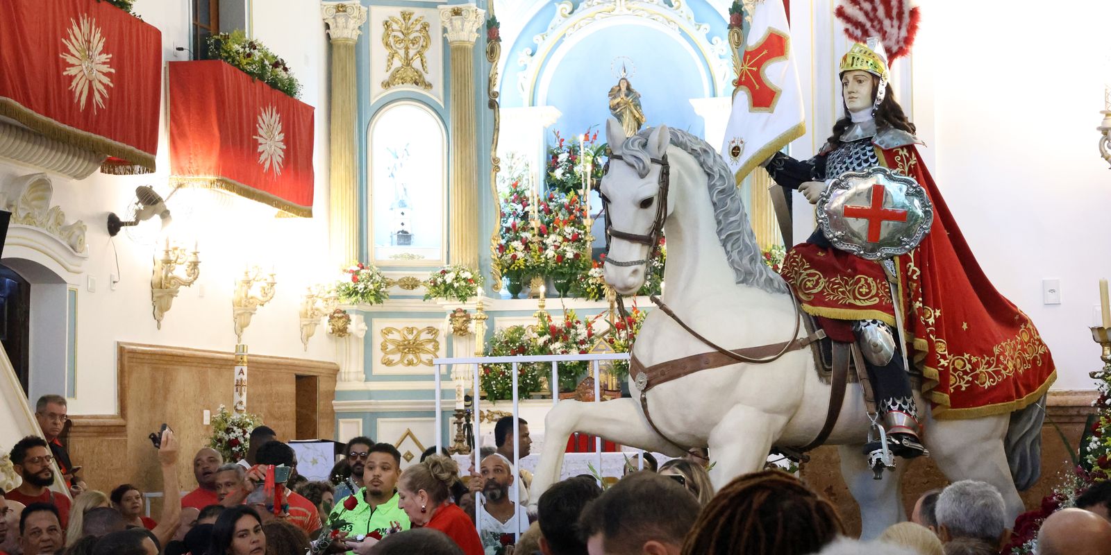 Celebração de São Jorge atrai multidão de fiéis ao centro do Rio