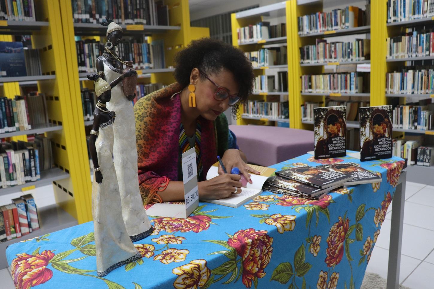 Livro sobre representatividade feminina negra e a ancestralidade no fazer teatral tem lançamento no centro do Recife