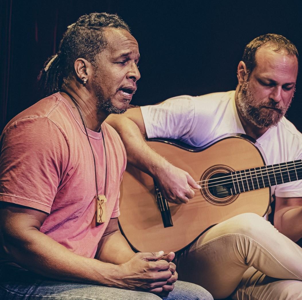 O cantor Alcides Sodré encanta com a interpretação da canção “Samba de Congada”: um encontro de memória, ritmo e poesia 