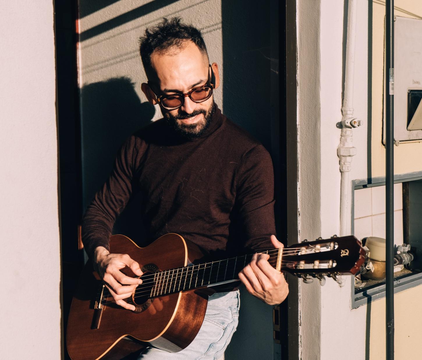 O pianista, acordeonista e compositor Felipe Caneca lança o single DEUS nas plataformas digitais   