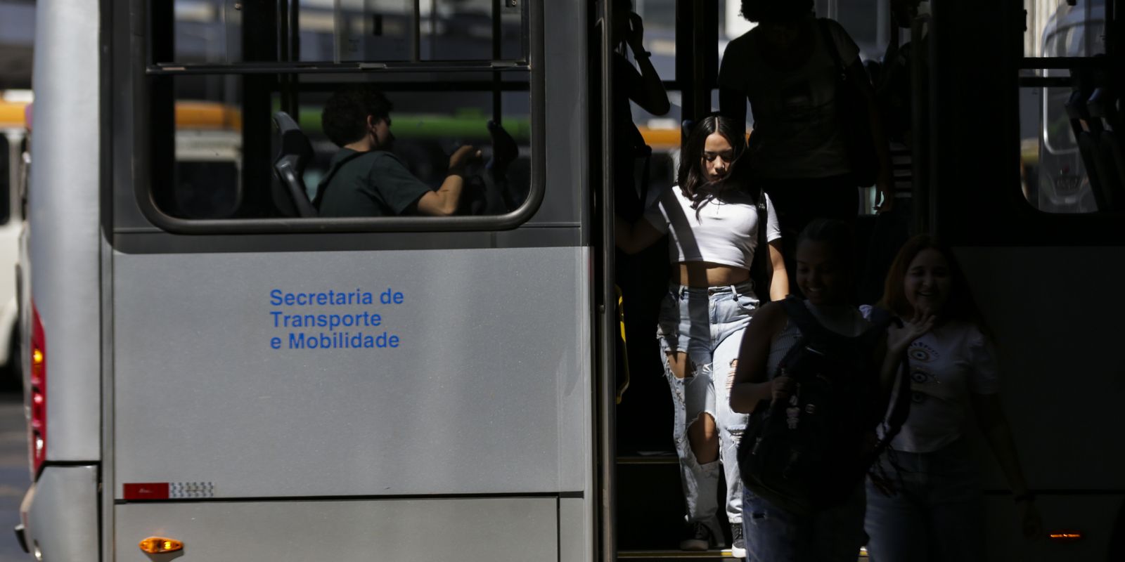 Campanha contra assédio chega aos ônibus urbanos do Rio de Janeiro